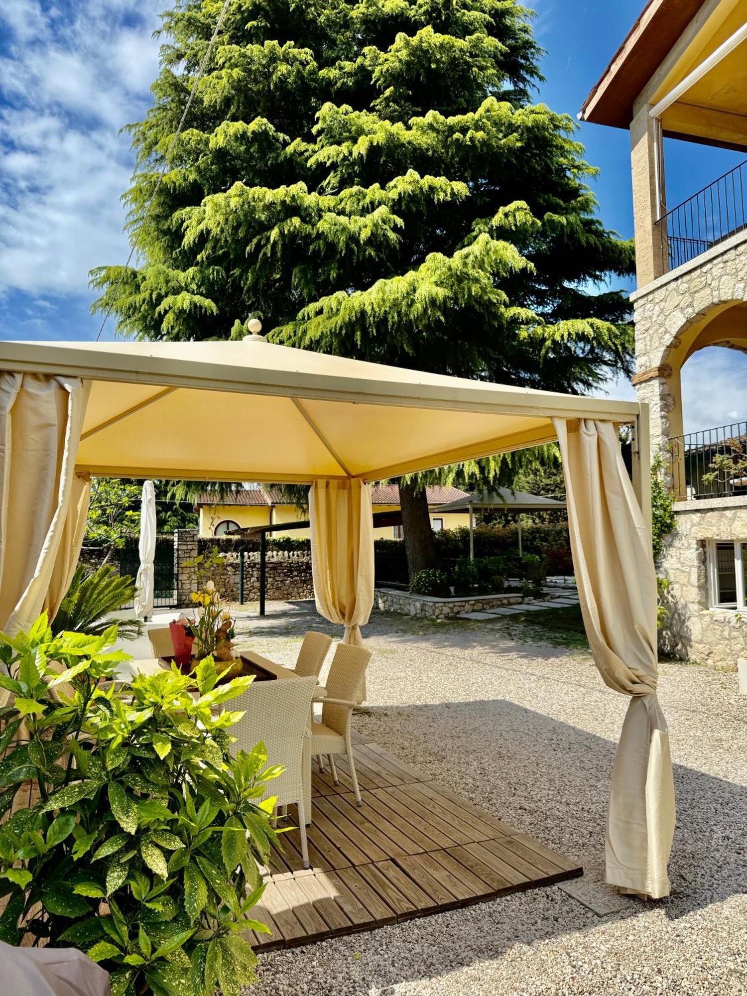 Aparthotel Residenza Le Logge Torri Del Benaco Exterior foto