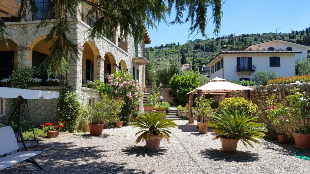 Residence Le Logge Torri Del Benaco Exterior foto